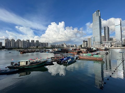 深圳的渔船与城市倒影