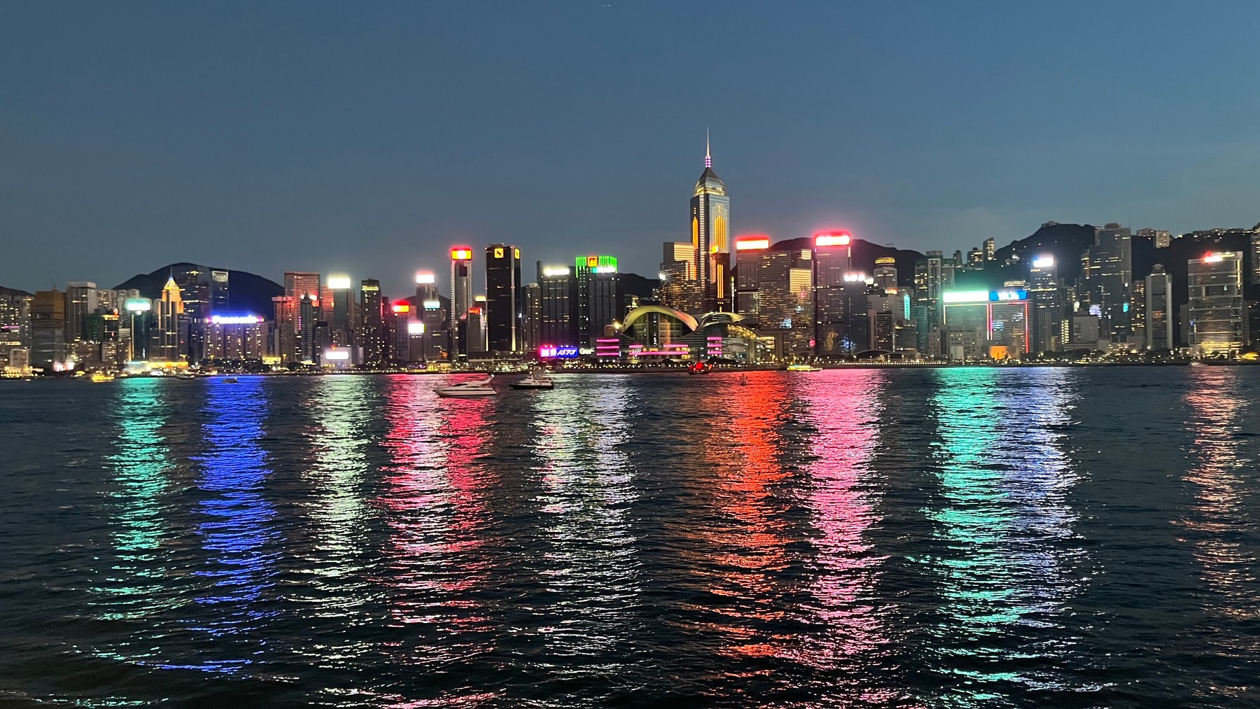 香港海港的彩色灯光与倒影